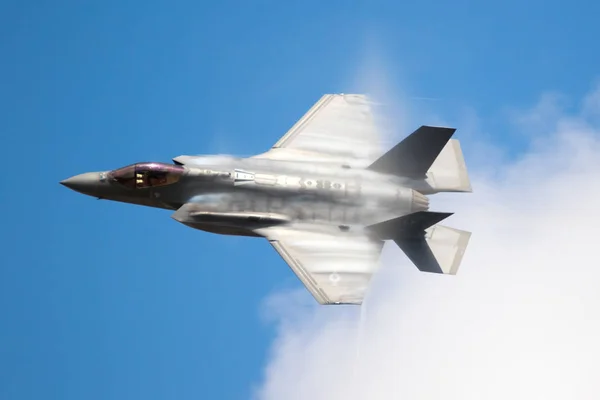 Повітряні сили F-35 літають на реактивних літаках після зльоту. — стокове фото