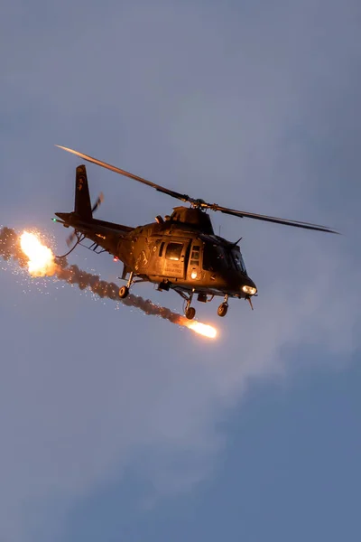 Belgische Luchtmacht Agusta A109 helikopter vuurt vuurpijlen af — Stockfoto