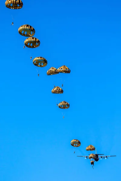 Military parachutist paratroopers jumping out of an air force ai — Stock Photo, Image