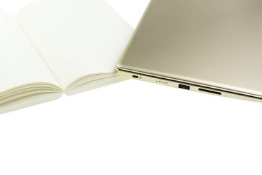 Kağıt kitap ve bilgisayar notebook izole arka plan üzerinde.