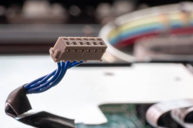 Yakından kahverengi konnektör prizi 6, mavi kabloyla. mürekkebin parçası-