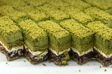 Yeşil çay katmanı ve kırmızı fasulye tatlısı..