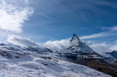 Bulutlu bir günde Matterhorn, dağların kralı. (Ayaktakımı