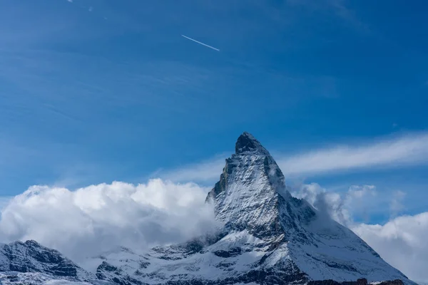 El Cervino en un día nublado, el rey de las montañas. (Riffelbe — Foto de Stock