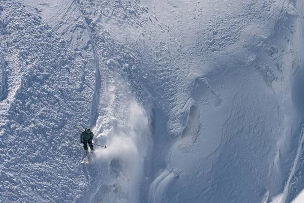 Skiër skiën hoge bergen in verse poedersneeuw, Mt. Titlis, Sw — Stockfoto