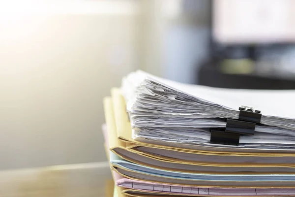 Stos dokumentów na biurku w biurze. — Zdjęcie stockowe