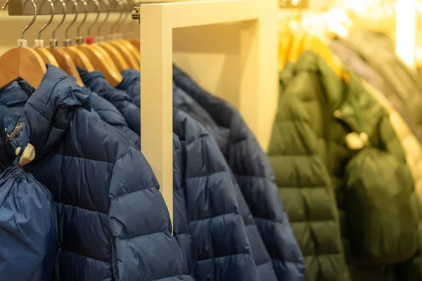Multi színek téli kabát függ ruhák vállfa az osztályon — Stock Fotó