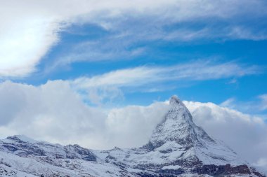 Bulutlu bir günde Matterhorn, dağların kralı. (Ayaktakımı