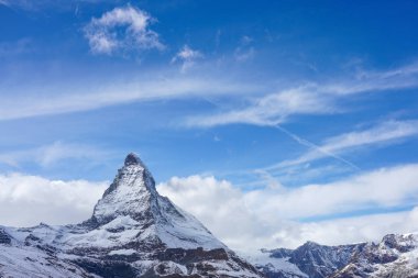 Bulutlu bir günde Matterhorn, dağların kralı. (Ayaktakımı