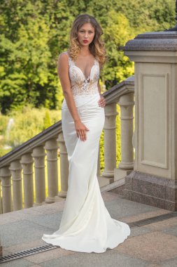 Güzel gelin manor house dışında beyaz düğün