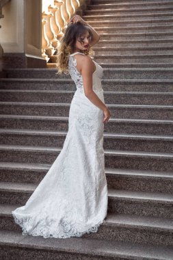 Güzel gelin manor house dışında beyaz düğün