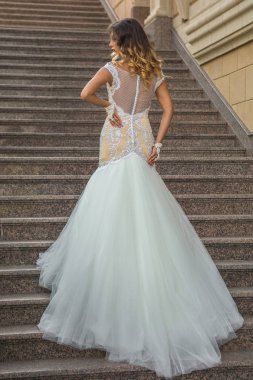 Güzel gelin manor house dışında beyaz düğün