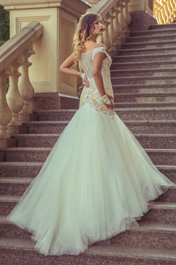 Güzel gelin manor house dışında beyaz düğün