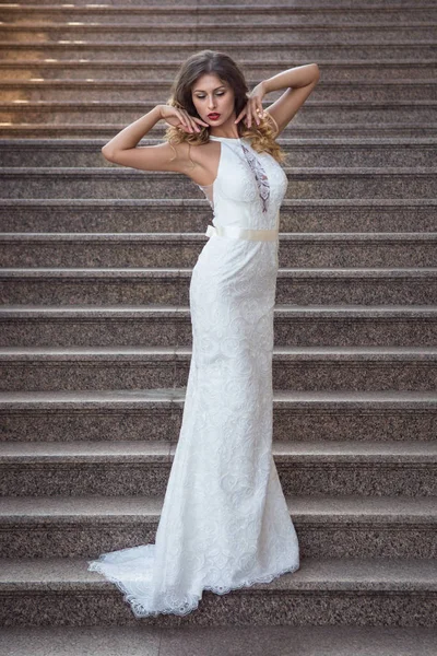 Hermosa novia en boda blanca en el exterior de la casa solariega — Foto de Stock