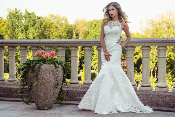 Hermosa novia en boda blanca en el exterior de la casa solariega — Foto de Stock