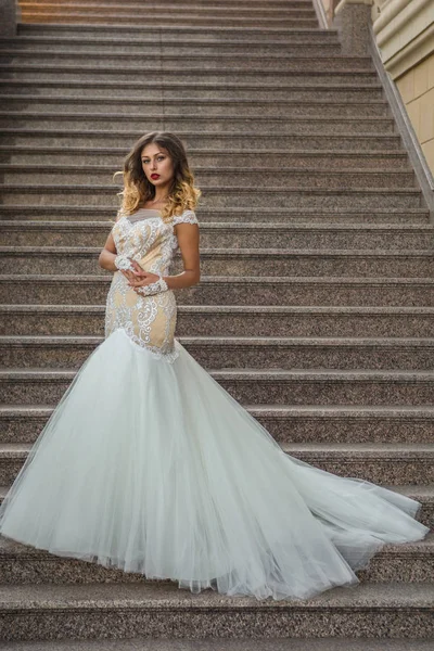 Belle mariée en mariage blanc à l'extérieur du manoir — Photo