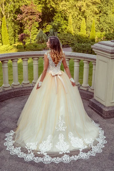 Hermosa novia en boda blanca en el exterior de la casa solariega — Foto de Stock