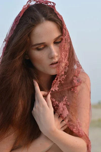 Portrait d'une jeune femme élégante avec un châle sur le visage — Photo