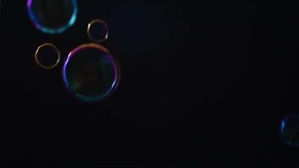 Bulles de savon. Fond noir — Video