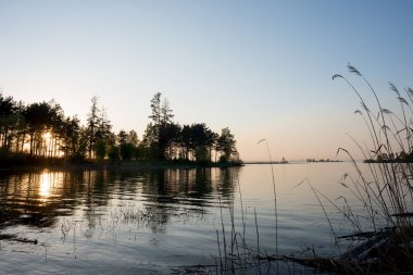 atardecer en la costa del lago