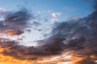 Parlak turuncu ve sarı günbatımı gökyüzü