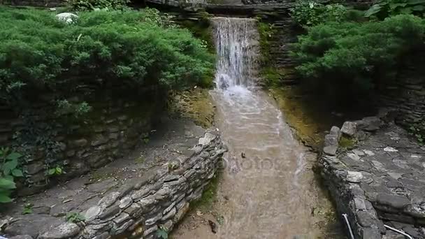 Trappans steg vattenfall i Gelendzhik — Stockvideo