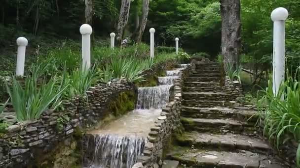 Escalera paso cascada en Gelendzhik — Vídeo de stock