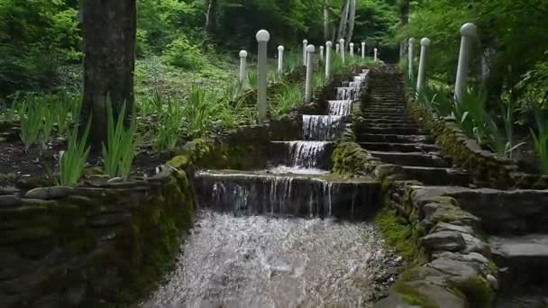 Schodiště krok vodopád v Gelendzhik — Stock video