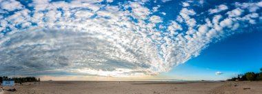 Deniz üzerinde güzel sirrus bulutları olan bir panorama.