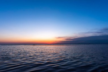 Deniz aşırı güzel günbatımı sahnesi