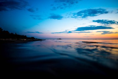 Gölde güzel bir akşam sahnesi