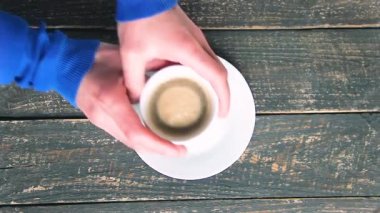 Elinde bir kahve kupaları 