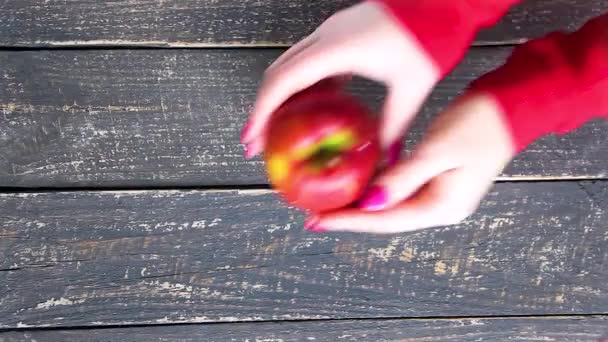 Niño Con Manzanas Naranjas — Vídeos de Stock