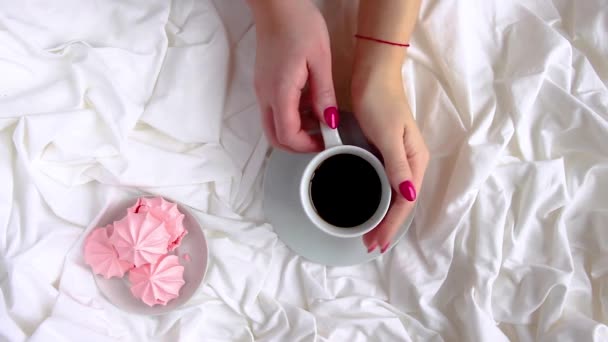 Καφές Στο Κρεβάτι Επιλεκτική Εστίαση — Αρχείο Βίντεο