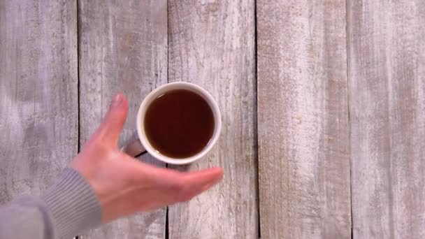 Met Een Kopje Koffie Handen Van Cups — Stockvideo