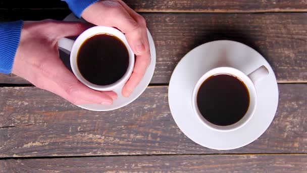 Met Een Kopje Koffie Handen Van Cups — Stockvideo