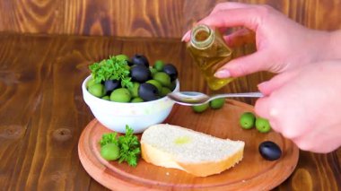 Zeytin ve zeytin yağı.