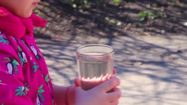 Abuela Dando Vaso Agua Limpia Niño Enfoque Selectivo — Vídeo de stock