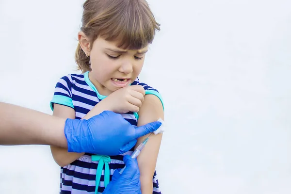 Çocuk aşısı. Enjeksiyon. Seçici odak.