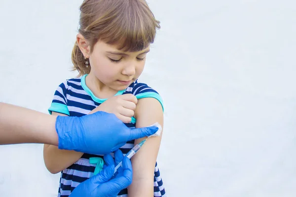 Çocuk aşısı. Enjeksiyon. Seçici odak.