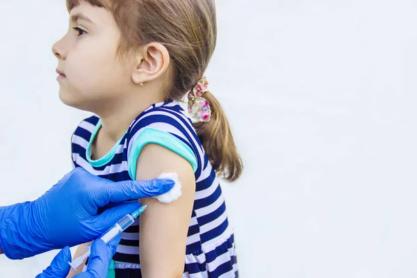 Çocuk aşısı. Enjeksiyon. Seçici odak.