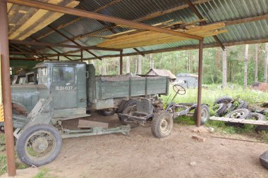 Talitsy köyü. Yaroslavl bölgesi, Pereslavl district, Rusya Federasyonu. 26 Haziran 2009. Pereslavl demiryolu Müzesi. Guguk kuşu (içinde Rusça - Kukushka) bir küçük buharlı lokomotif veya bir dar hat demiryolu http://kukushka.ru/ Retro depo trende olduğunu. Eski dar