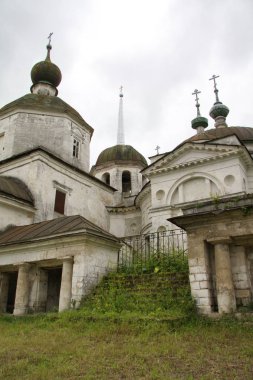 2007-08-12-17. Staritsa Rusya, Tver bölgesi Staritsa bölgesinin Yönetim Merkezi bir şehirdir. Şehir Valdai Upland Doğu eteklerinde yer alır. Uspensky Manastırı varsayımı, Trinity Katedrali ile. 