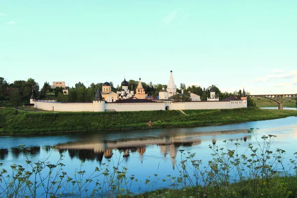 2007 Staritsa 是俄罗斯的一个城市 Tver Staritsa 区的行政中心 这座城市坐落在瓦尔代高地的东部郊区 Uspensky 修道院以假定 三位一体大教堂 — 图库照片