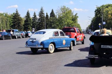 26-Temmuz-2014 sakız-Autoralli Gorkyclassic. Bu ülkede - başında en büyük klasik ralli araba mükemmel hazırlanan yüz gelmektedir. Gaz, Zis, Zil, Moskvich ve Zaporozhets Kızıl Meydan üzerinde nadir modellerde sürücülerin başlatmak.