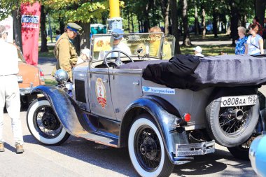 26-Temmuz-2014 sakız-Autoralli Gorkyclassic. Bu ülkede - başında en büyük klasik ralli araba mükemmel hazırlanan yüz gelmektedir. Gaz, Zis, Zil, Moskvich ve Zaporozhets Kızıl Meydan üzerinde nadir modellerde sürücülerin başlatmak.
