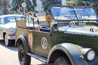 26-Temmuz-2014 sakız-Autoralli Gorkyclassic. Bu ülkede - başında en büyük klasik ralli araba mükemmel hazırlanan yüz gelmektedir. Gaz, Zis, Zil, Moskvich ve Zaporozhets Kızıl Meydan üzerinde nadir modellerde sürücülerin başlatmak.