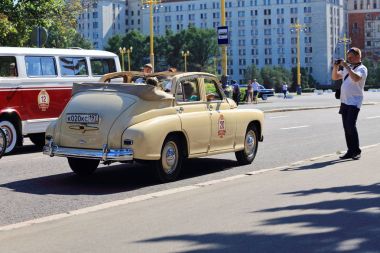 26-Temmuz-2014 sakız-Autoralli Gorkyclassic. Bu ülkede - başında en büyük klasik ralli araba mükemmel hazırlanan yüz gelmektedir. Gaz, Zis, Zil, Moskvich ve Zaporozhets Kızıl Meydan üzerinde nadir modellerde sürücülerin başlatmak.