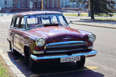 26-Temmuz-2014 sakız-Autoralli Gorkyclassic. Bu ülkede - başında en büyük klasik ralli araba mükemmel hazırlanan yüz gelmektedir. Gaz, Zis, Zil, Moskvich ve Zaporozhets Kızıl Meydan üzerinde nadir modellerde sürücülerin başlatmak.