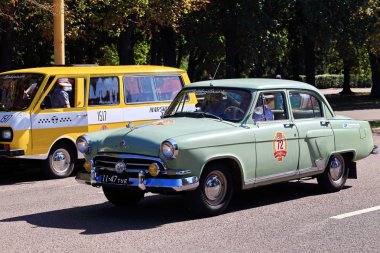 26-Temmuz-2014 sakız-Autoralli Gorkyclassic. Bu ülkede - başında en büyük klasik ralli araba mükemmel hazırlanan yüz gelmektedir. Gaz, Zis, Zil, Moskvich ve Zaporozhets Kızıl Meydan üzerinde nadir modellerde sürücülerin başlatmak.